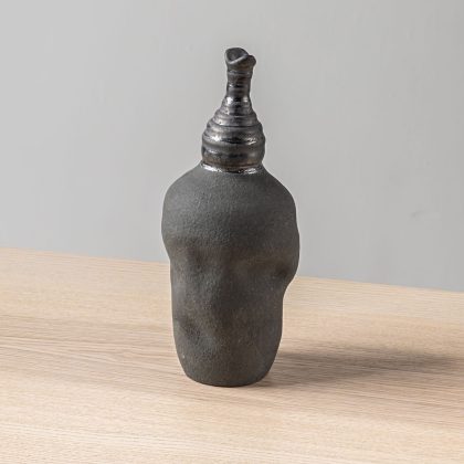 Florero con forma irregular-Engobe Negro y Lumbre