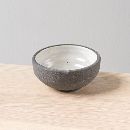 Tazon Boleado con Pata 14x7cm 14oz-Engobe Negro interior Blanco Satinado